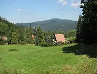 Pohled na horskou chatovou osadu Jizerka